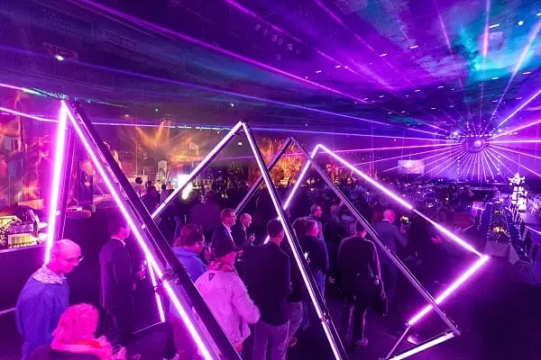 ToyNight večerní networking akce na Spielwarenmesse 2026 s futuristickým osvětlením a atmosférou Welcome to the Future