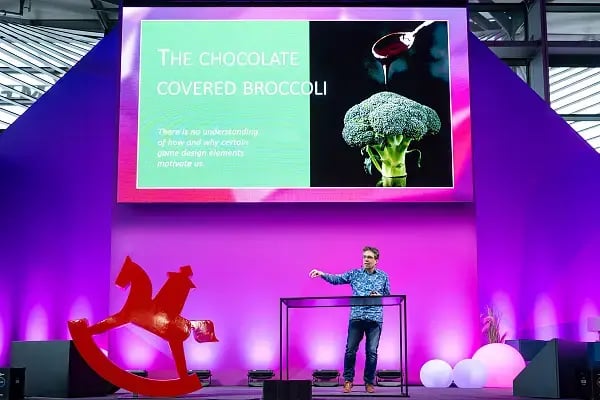 Value of Play Conference na Spielwarenmesse 2026 - prezentace o významu hry s přednášejícím na pódiu